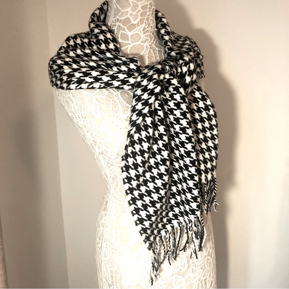 Softer than Cashmere Houndstooth Oblong scarf Soft and warm Blac…